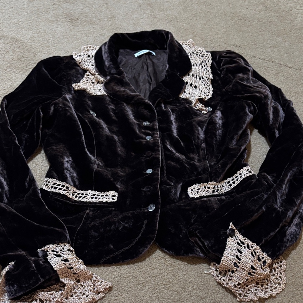 🌸NEW🌸 American Retro Paris  Velvet Jacket Lace Accents and flower patch